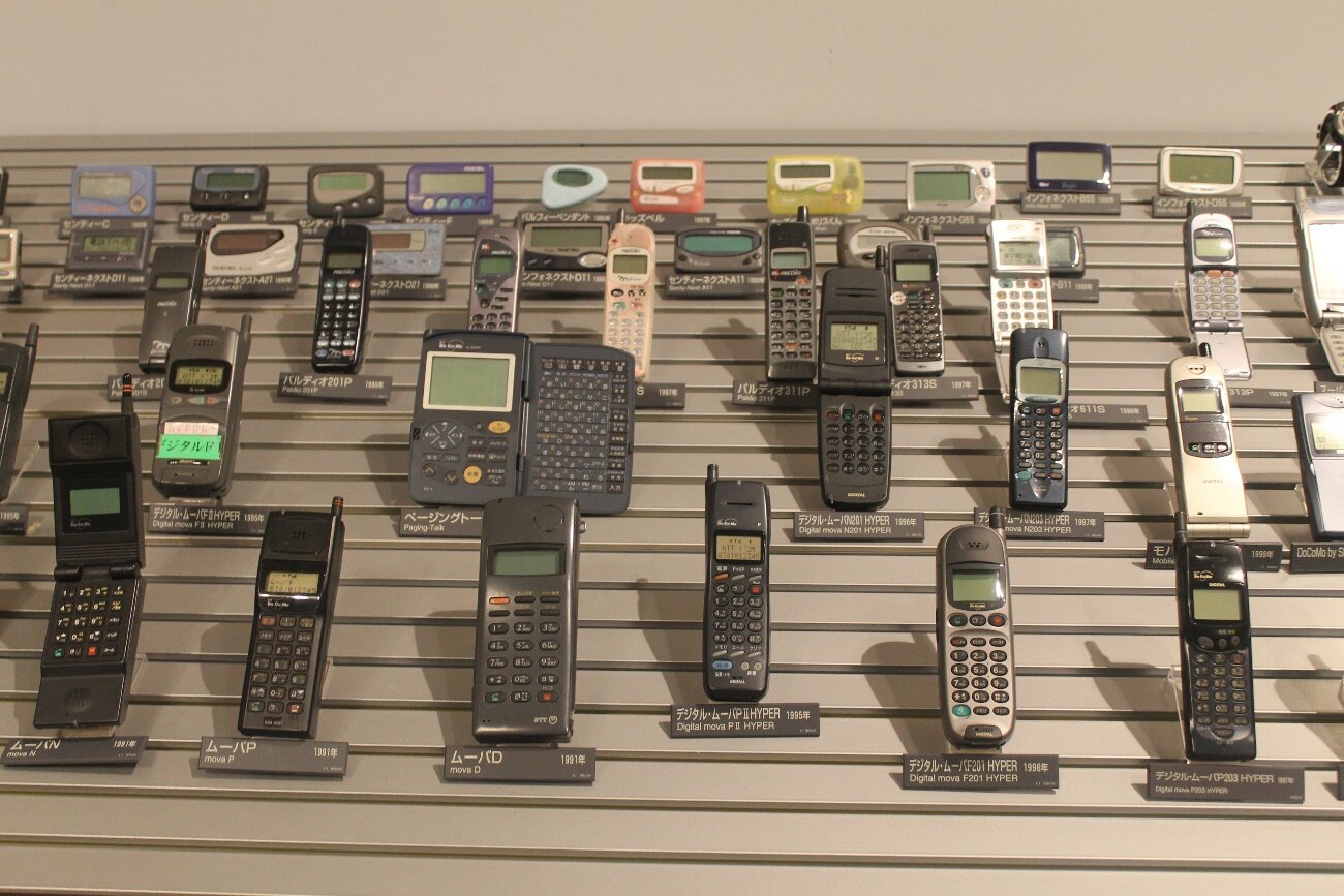 たくさん陳列された旧型携帯端末