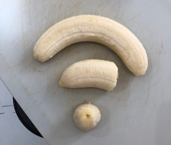 バナナをwifiマークの形に並べている写真