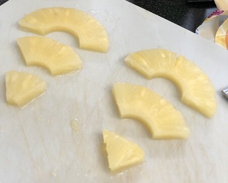 パイナップルを切ったところ